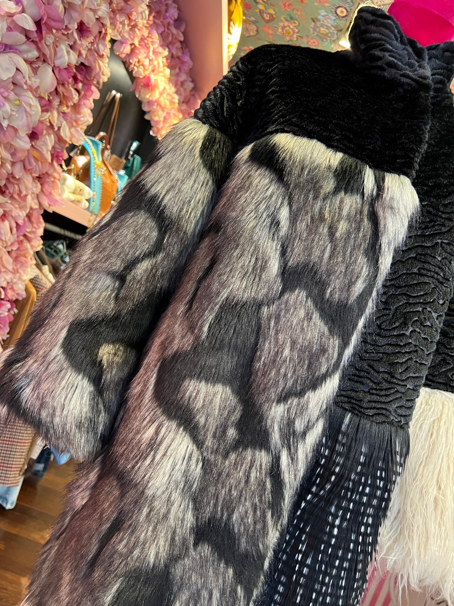Uncommon cappotto lungo ecopelliccia astrakan nero panna