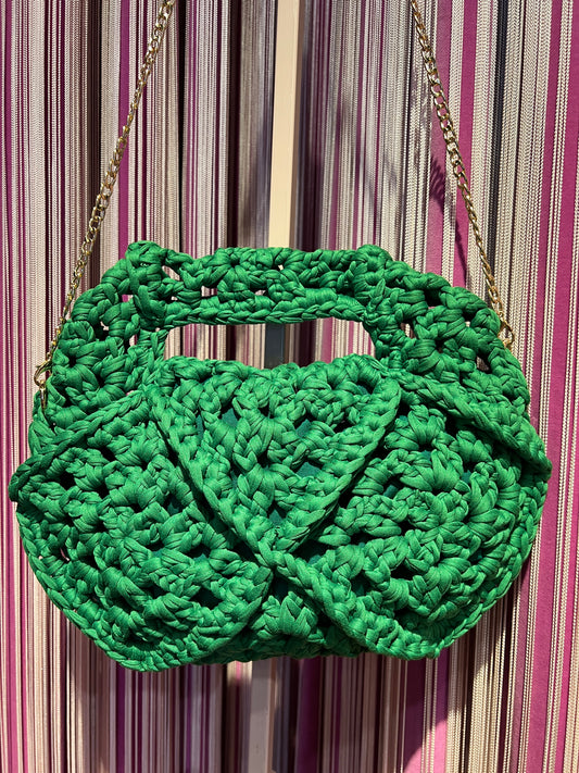Borsa verde crochet in fettuccia, foderata e tracolla
