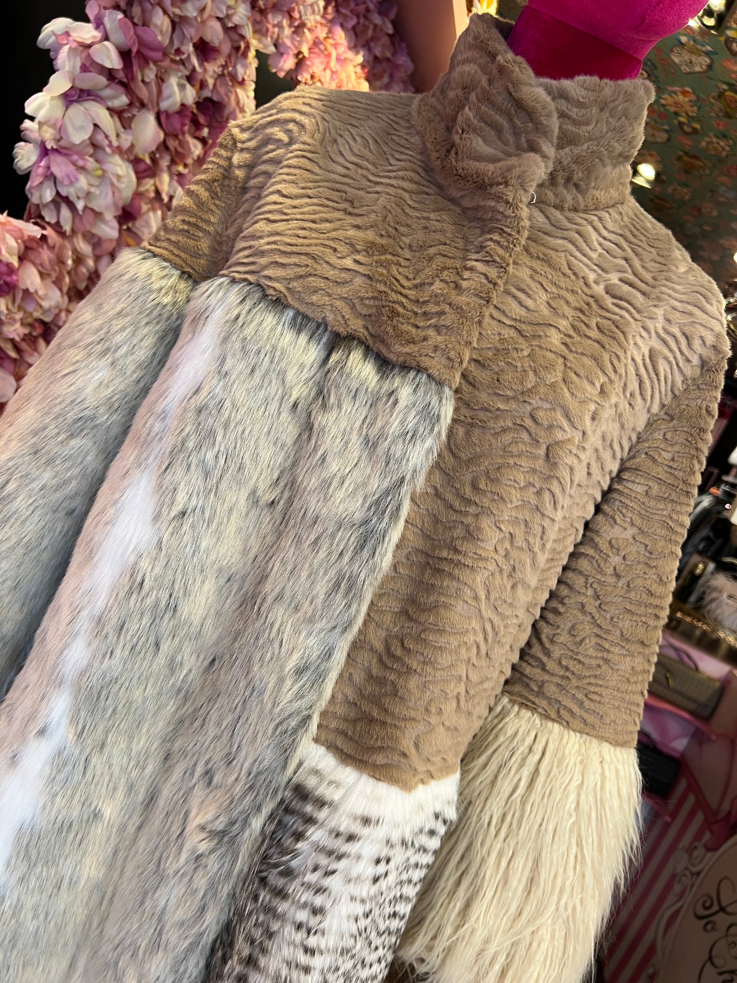 Uncommon cappotto lungo ecopelliccia astrakan beige e panna