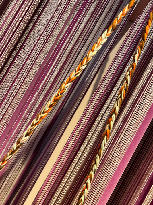 Borsa crochet con frange foderata con tracolla, manici semicircolari in resina , marrone/arancio / panna e beige