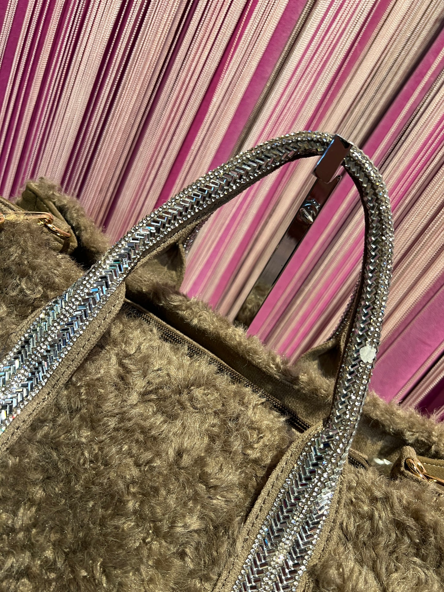 Borsa ecopelliccia astrakan taupe due manici con Swarovski e tracolla