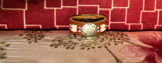 Bracciale regolabile cuoio perline bianche e rosse
