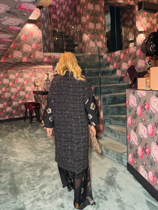 5 Progress cappotto fondo nero con patch rosa nera di paillettes , colletto e dietro tweed nero e bianco