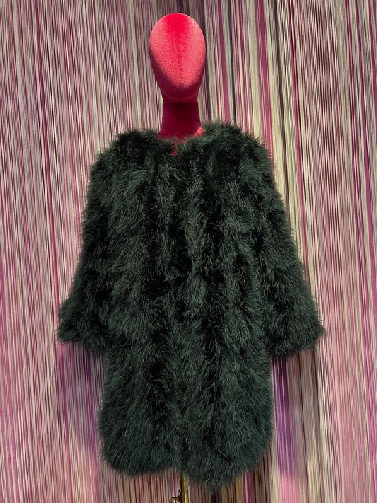 11 Love is glamour cappotto nero piume maniche a 3/4