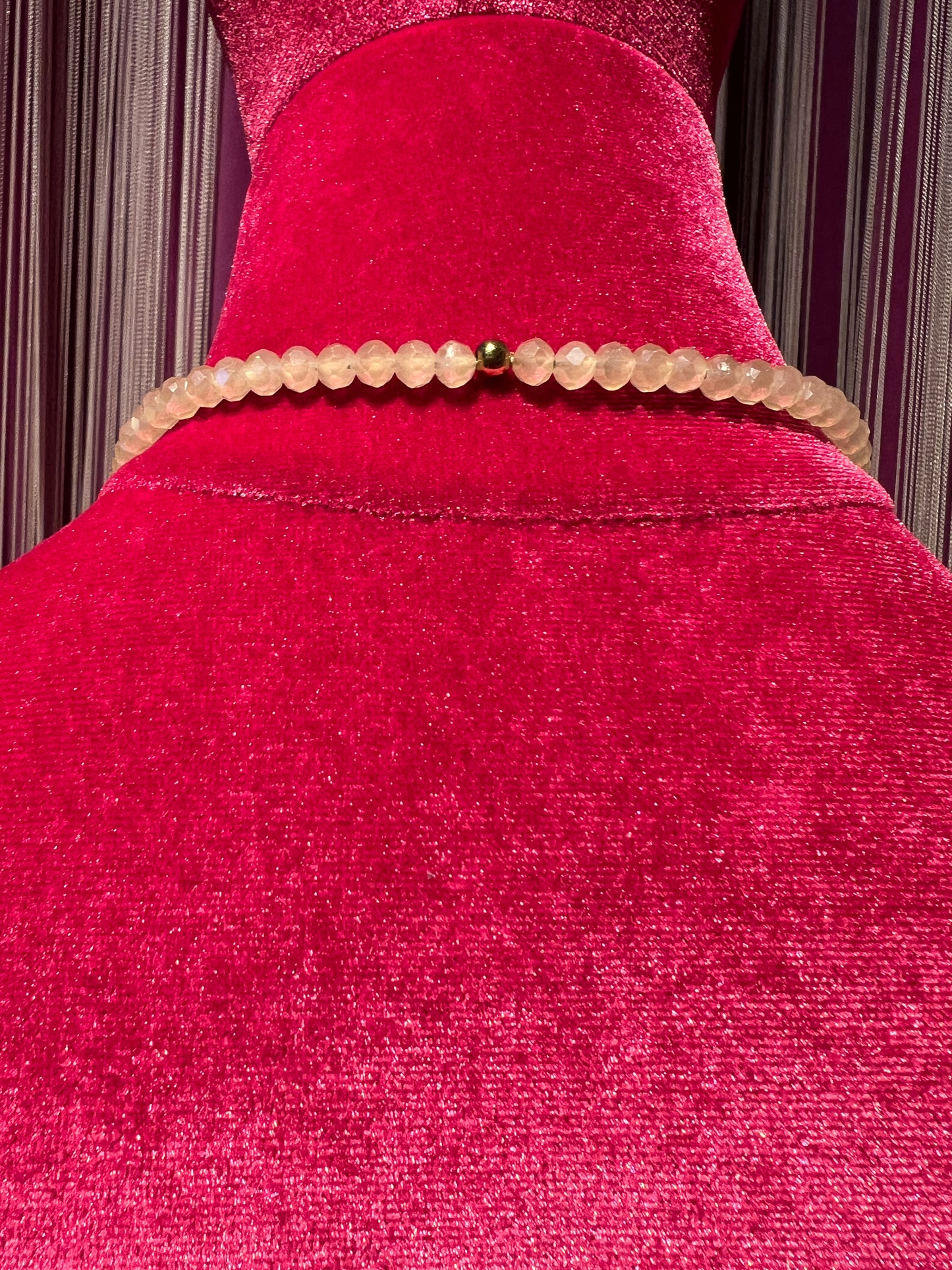 Collana lunga con perline chiare e croce conchiglie bianche
