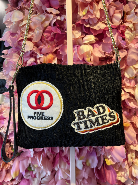 5 Progress pochette ecopelliccia astrakan con patch e tracollina