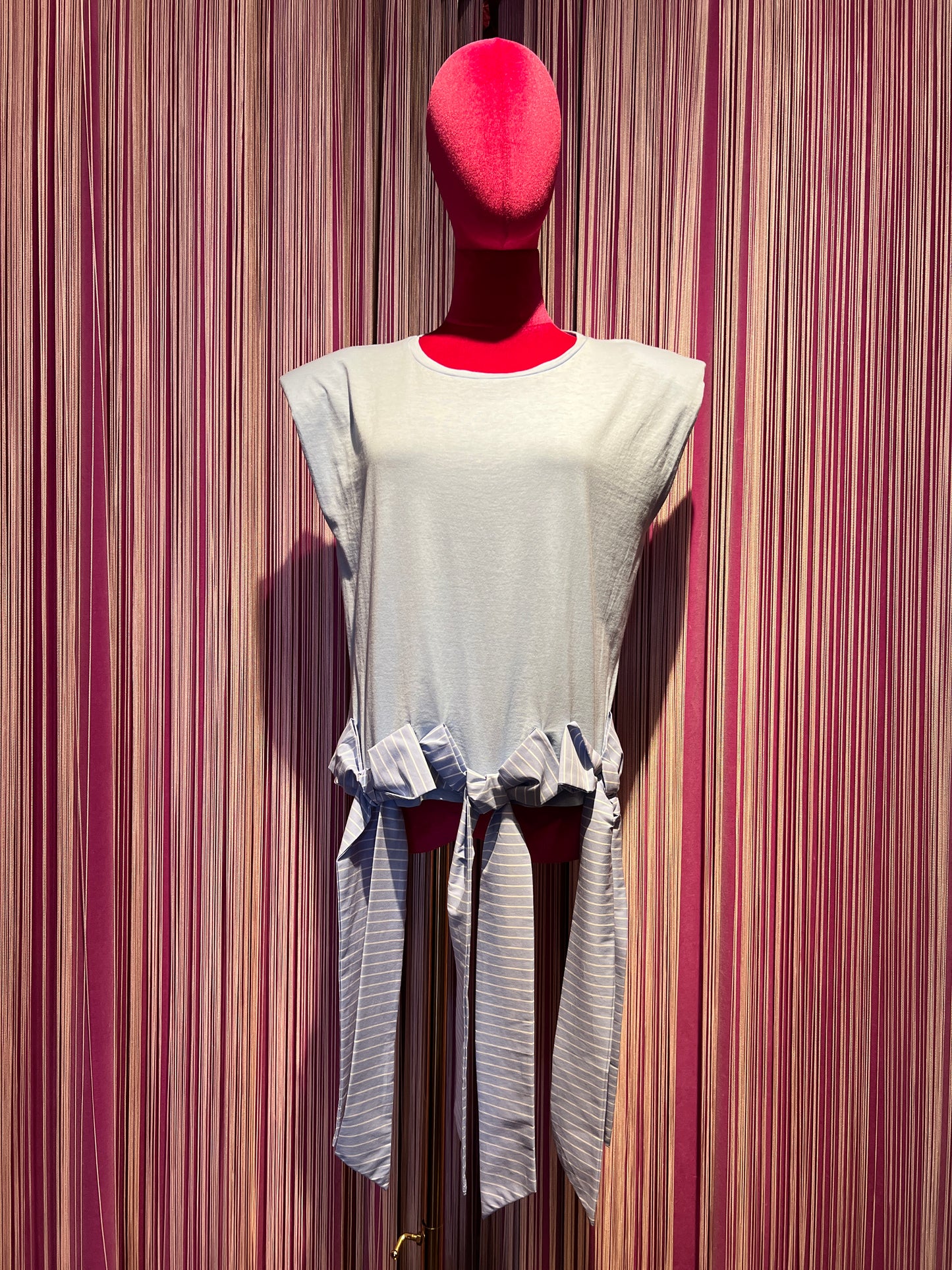 Gina Gorgeous t shirt di cotone celeste con fiocchi a righe celesti e bianche Tiziana