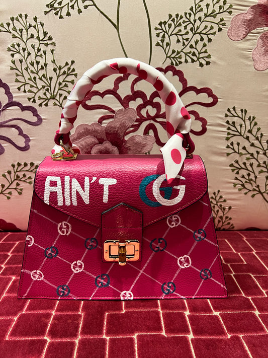 Borsa fucsia -50%dipinta a mano scritta “Ain’t” con tracollina