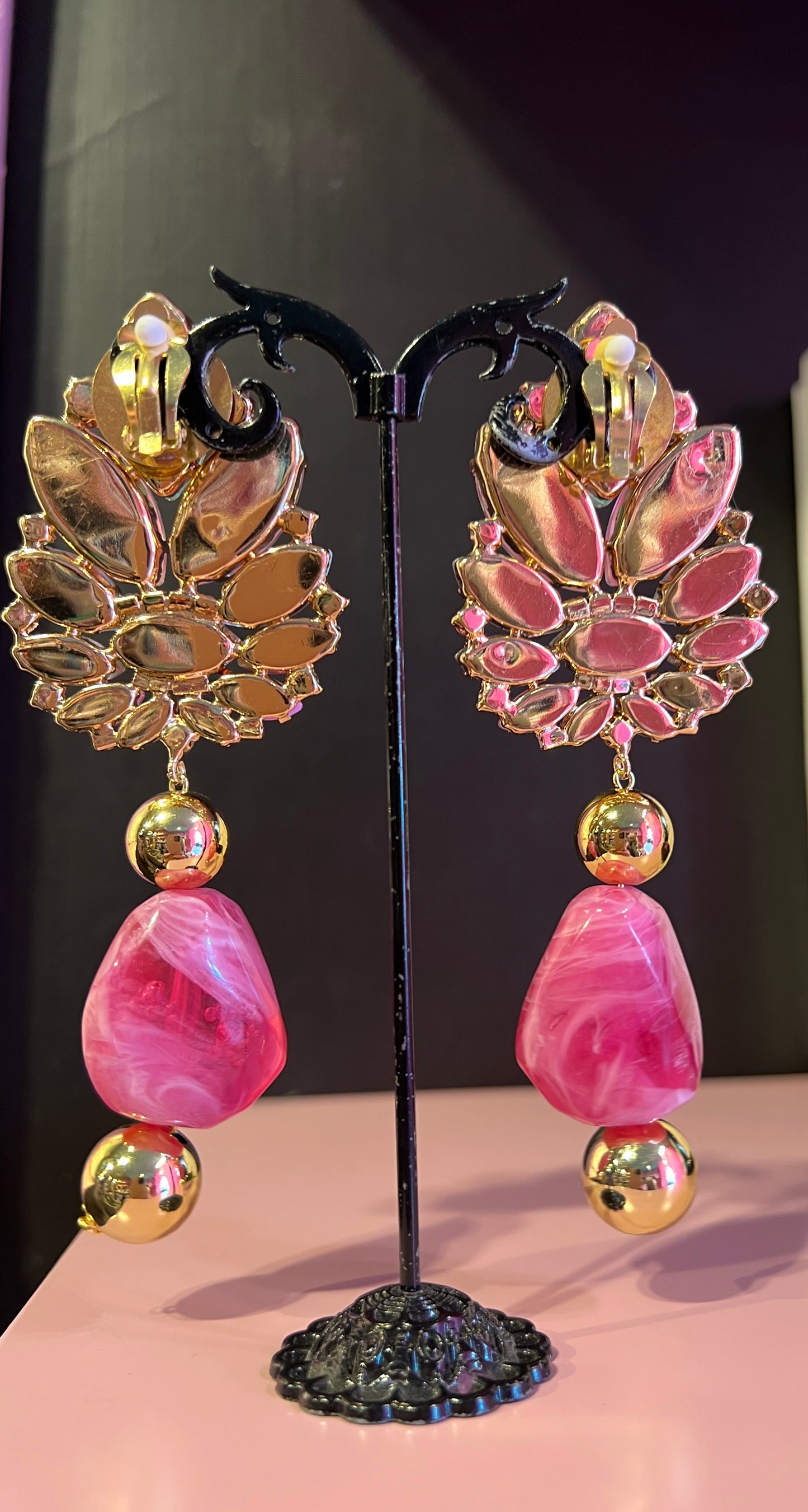 Orecchini con clips multicolor toni del rosa con pendente fucsia