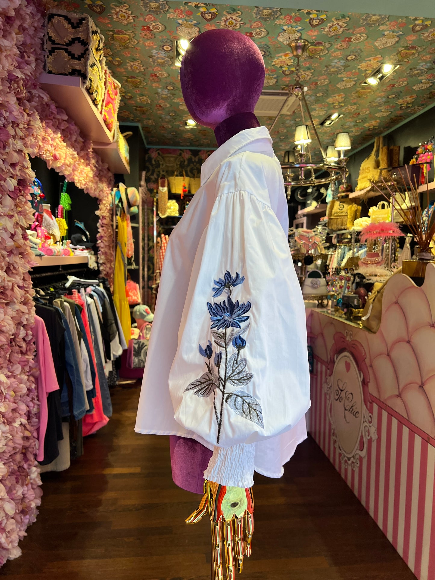 Mon amour Paris camicia cotone bianca con ricami azzurri e blu su maniche ampie