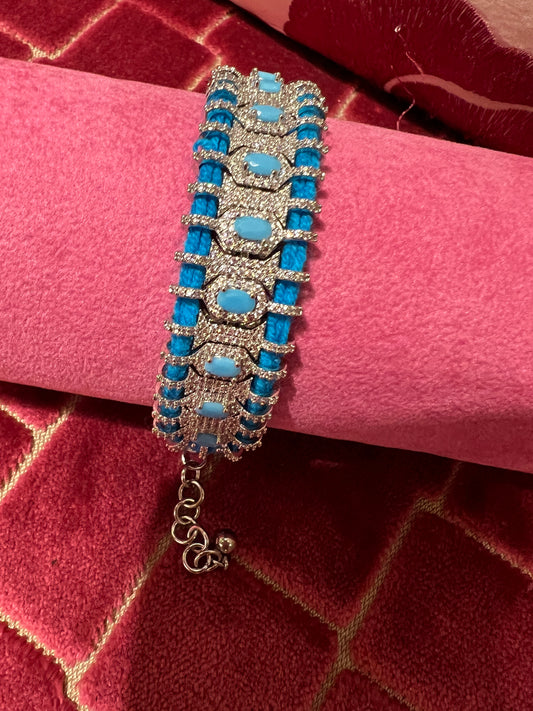 Bracciale regolabile in pavé’ di cristalli e pietre azzurre montato su cordoncino azzurro