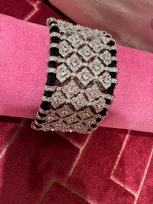Bracciale regolabile in pavé di cristalli montato su cordoncino nero