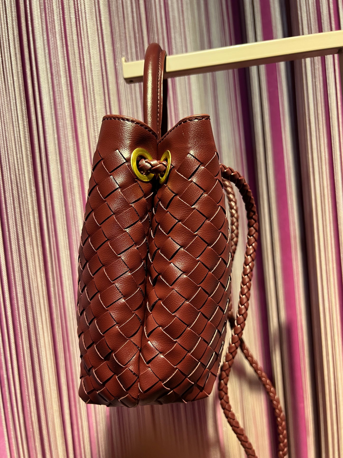 Borsa ecopelle burgundy con lavorazione ad intreccio e tracolla