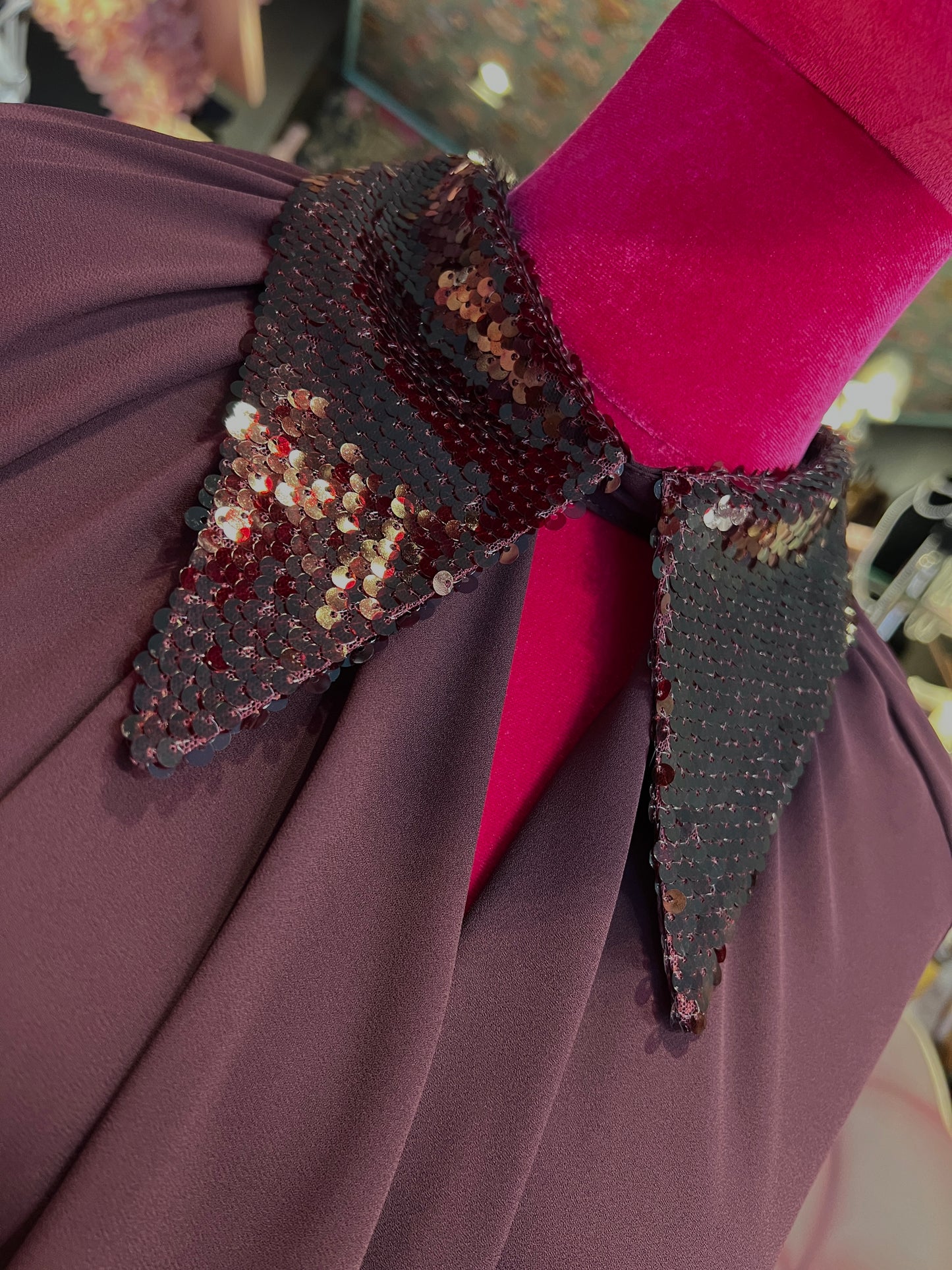 Dahlo blusa drappeggiata con collo in paillettes