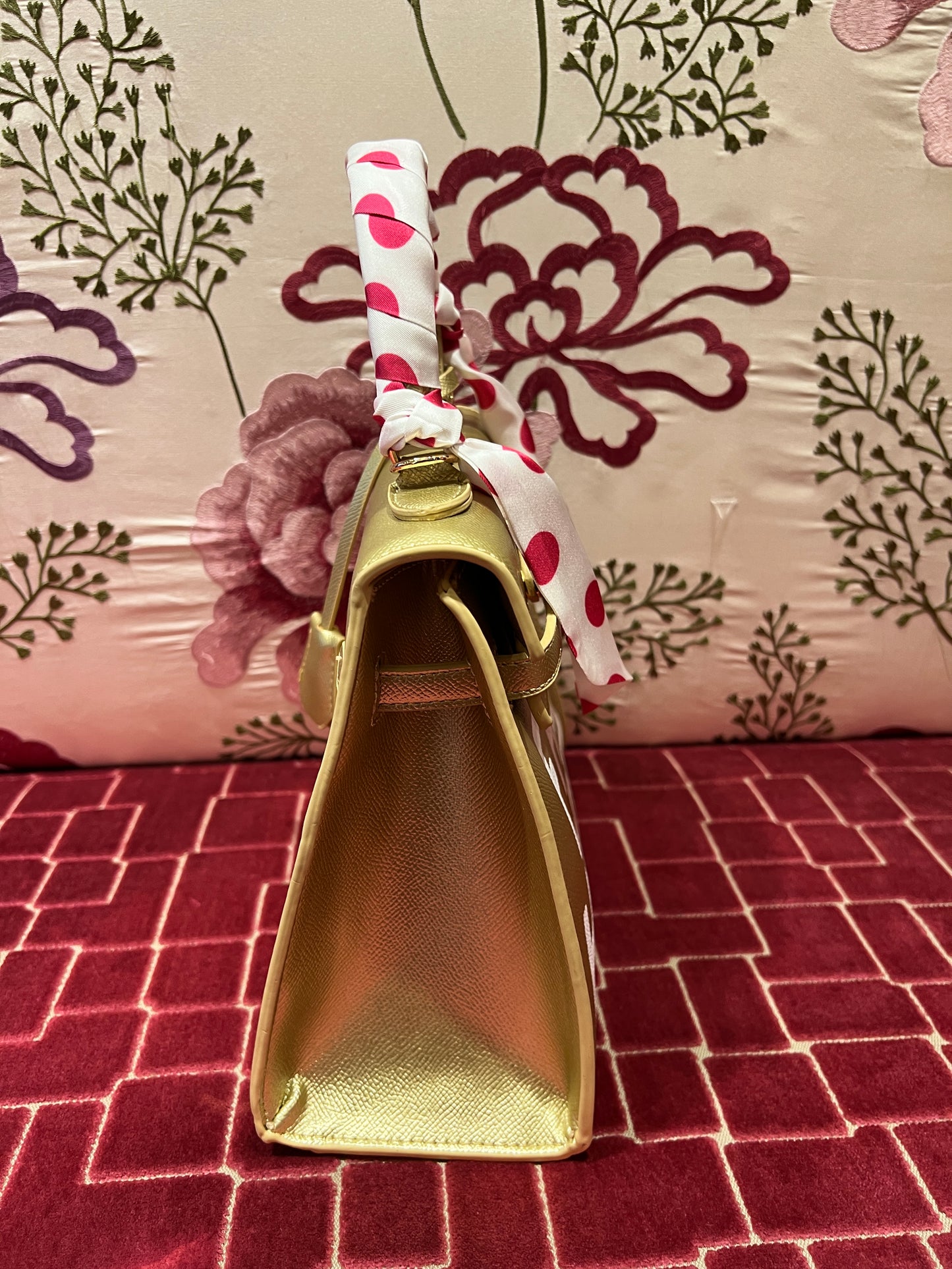 Borsa oro dipinta a mano con scritta “ Fake Hermes “ bianca con tracollina