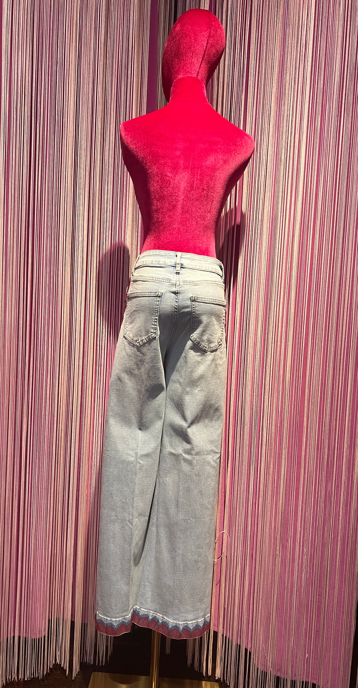Mon amour Paris pantalone jeans denim chiaro con bordo laterale decorato e ricamo sole stilizzato(Le taglie dei capi sono espresse in formato internazionale (S, M, L, XL…) e accompagnate dalla corrispondente taglia francese indicata in etichetta.