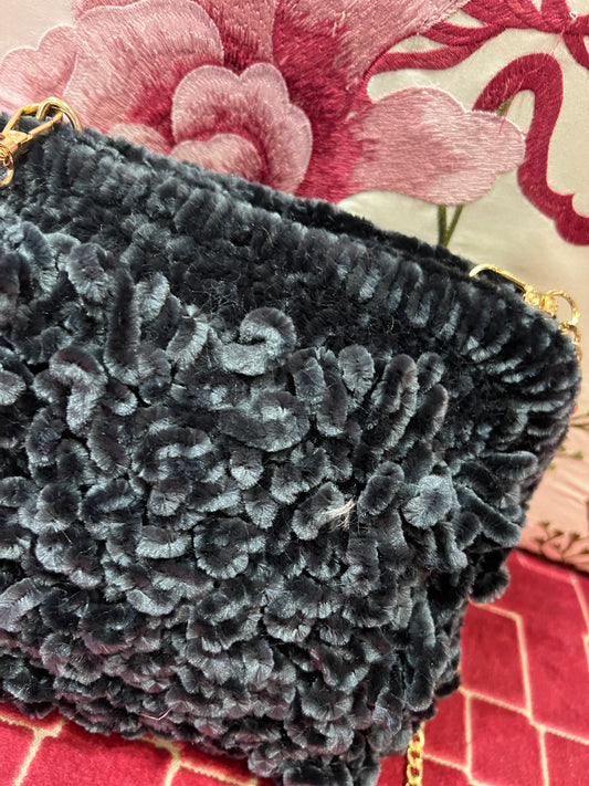 Love & roses clutch con tracollina dorata in ciniglia grigio antracite