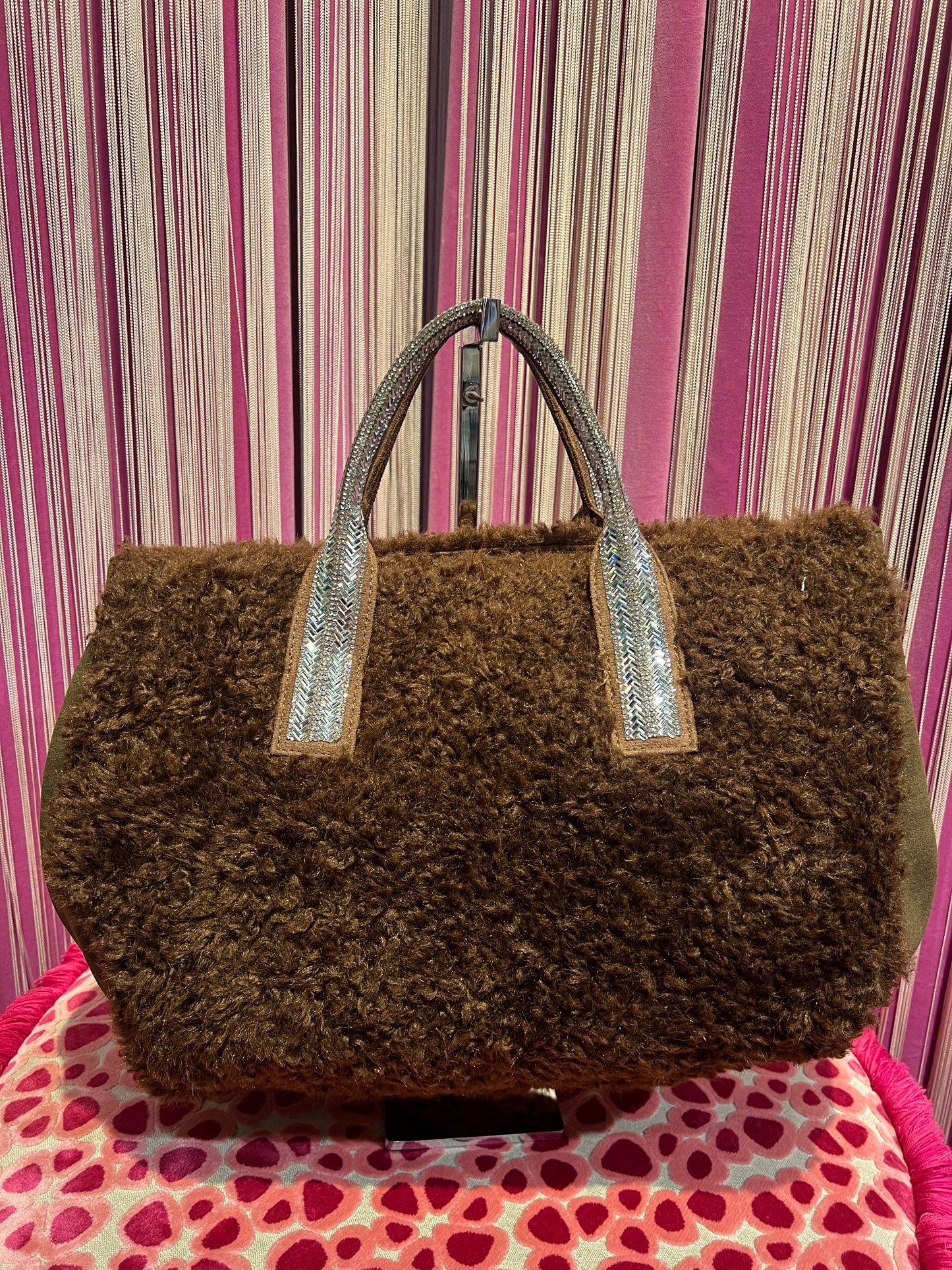 Borsa ecopelliccia astrakan cioccolato due manici Swarovski con tracolla