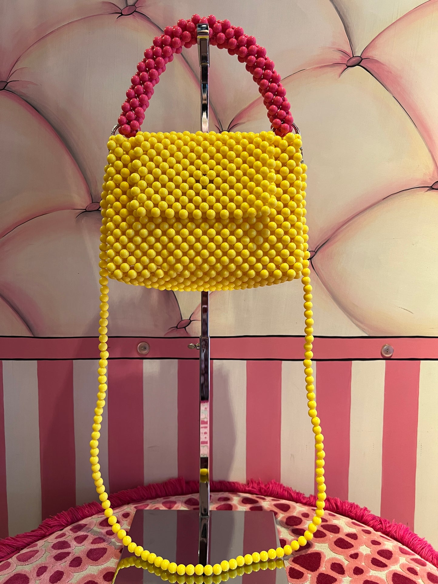 Borsa con pattina bicolore perle resina fucsia/ giallo e tracolla