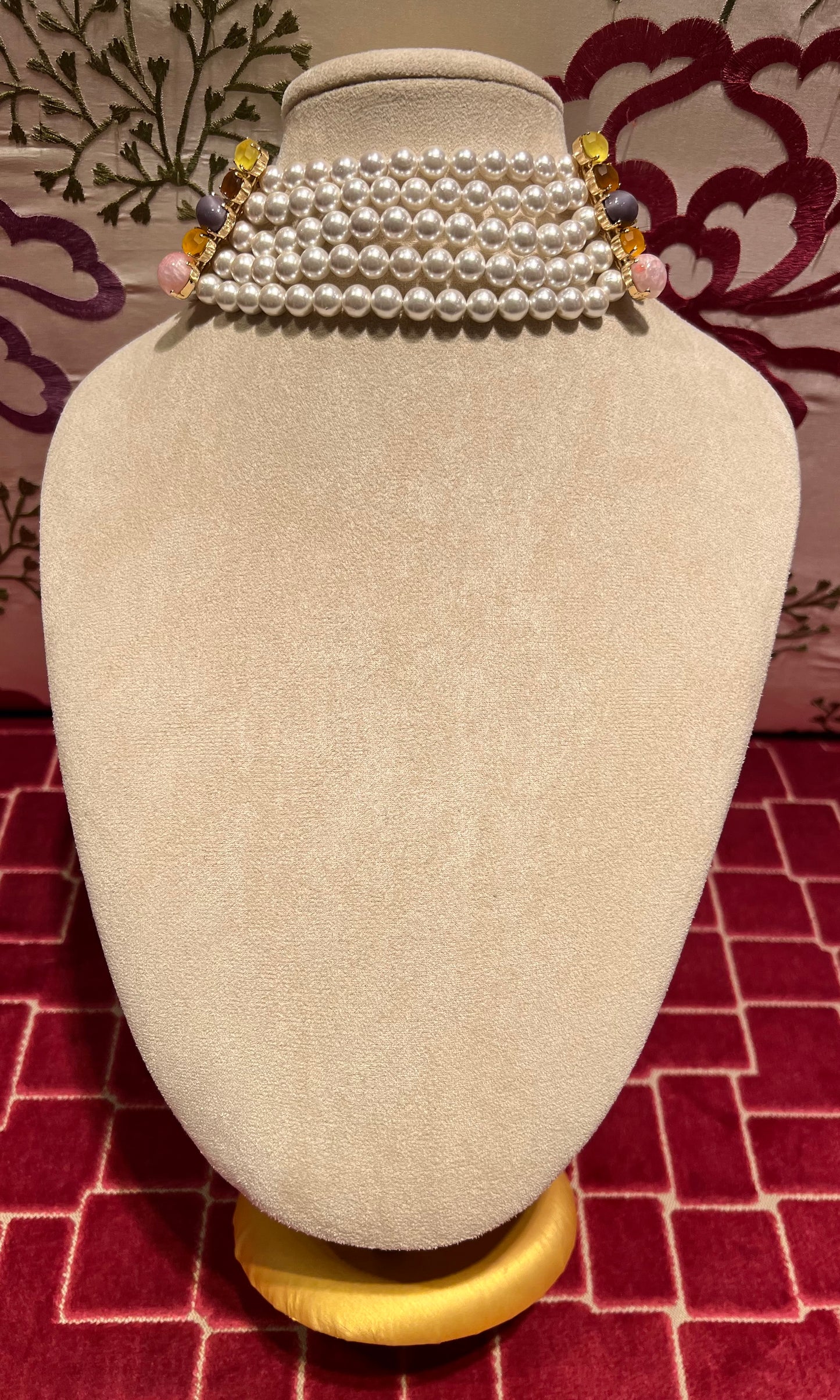 Manuela Ajo creazioni choker perle di Maiorca con pietre dure rosa gialle grigie