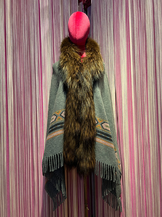 Bazar deluxe stola con frange e pelliccia raccoon