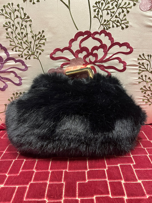 Borsa pochette ecopelliccia nera con tracollina oro