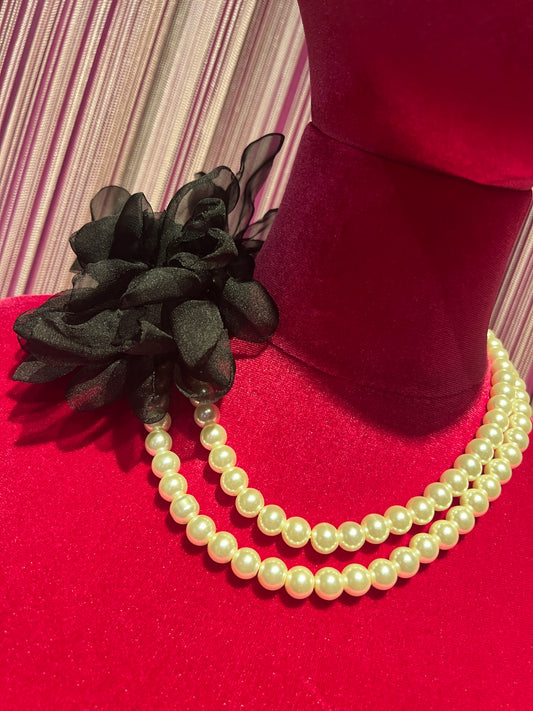 Collana perle due fili con fiore in tessuto nero