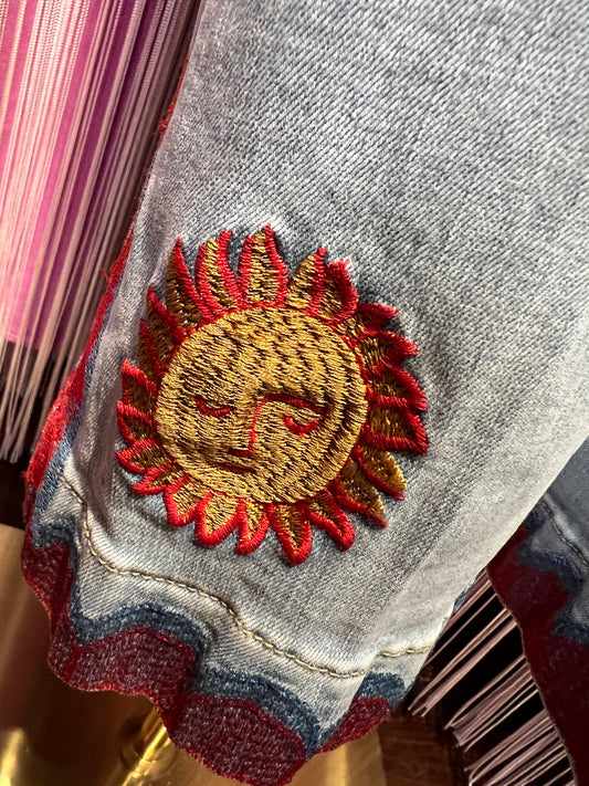 Mon amour Paris pantalone jeans denim chiaro con bordo laterale decorato e ricamo sole stilizzato(Le taglie dei capi sono espresse in formato internazionale (S, M, L, XL…) e accompagnate dalla corrispondente taglia francese indicata in etichetta.