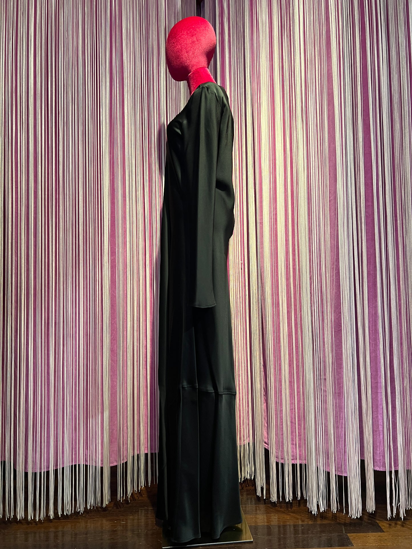 Semicouture abito nero satin lungo con maniche svasate