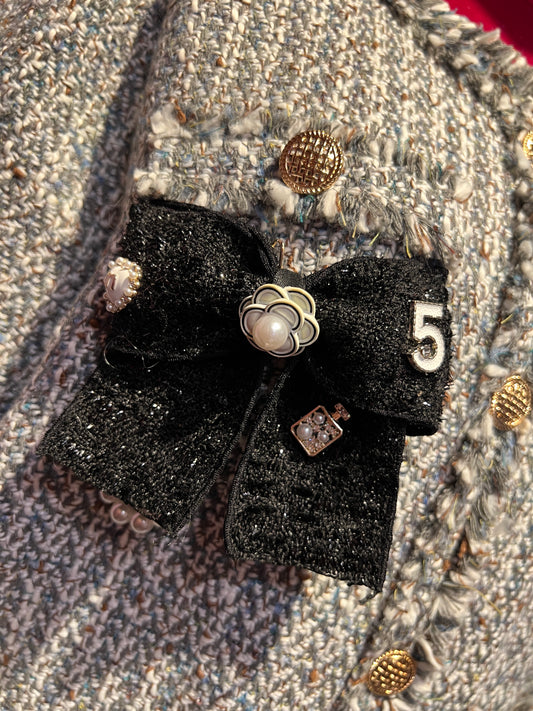 ABpink🩷 giacca in tweed boucle’ grigia e bianca con applicazioni spilla fiocco nero