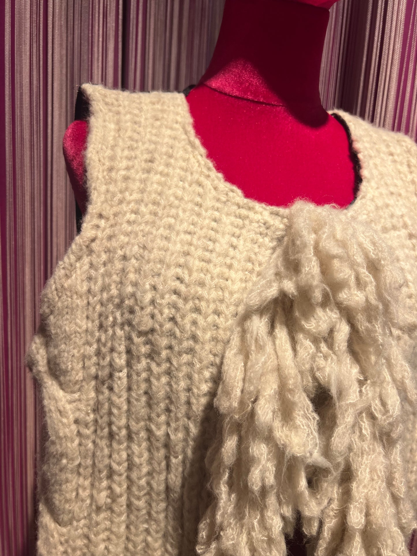 Love & roses gilet in maglia lana panna davanti jeans dietro sconto 50%