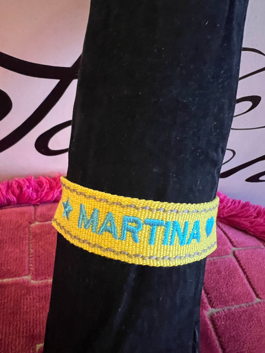 Bracciale tessuto regolabile nome Martina fondo giallo