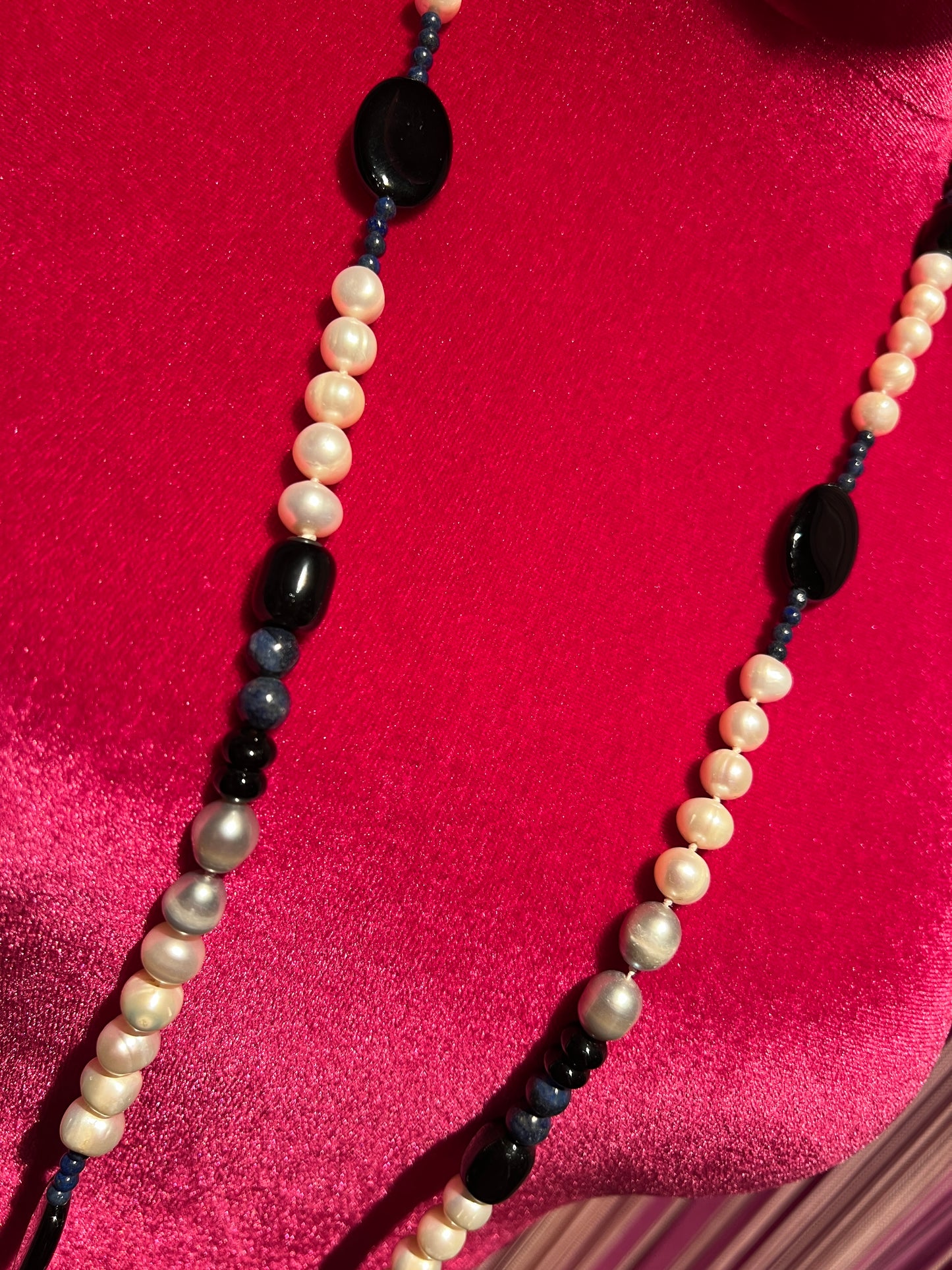 Collana pietre dure con elementi neri ovali, perle e perline blu
