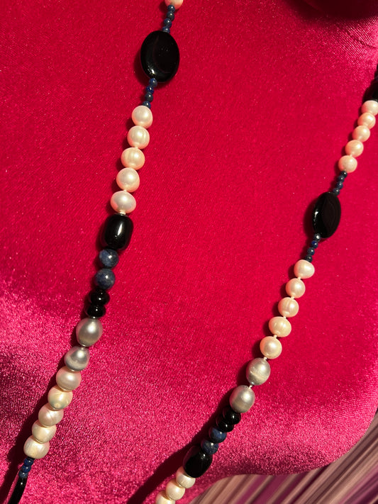 Collana pietre dure con elementi neri ovali, perle e perline blu