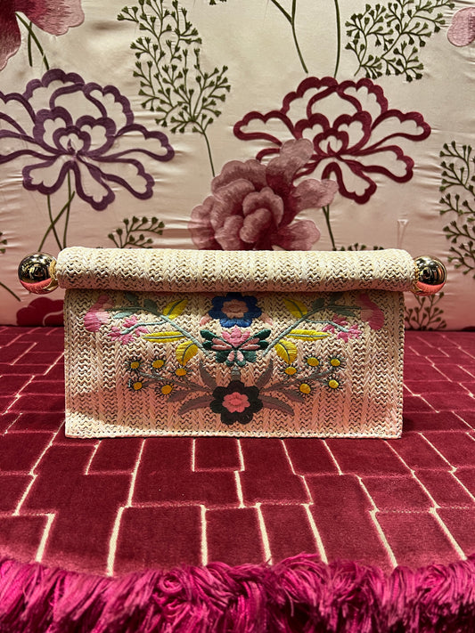 Borsa con tracolla in rafia ed ecopelle ,ricami floreali e chiusura magnetica colore beige