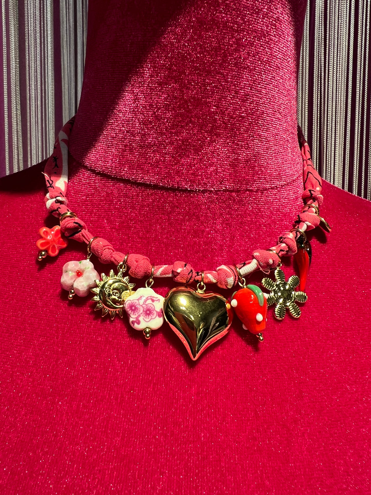 Collana charms su tessuto stampa bandana fucsia