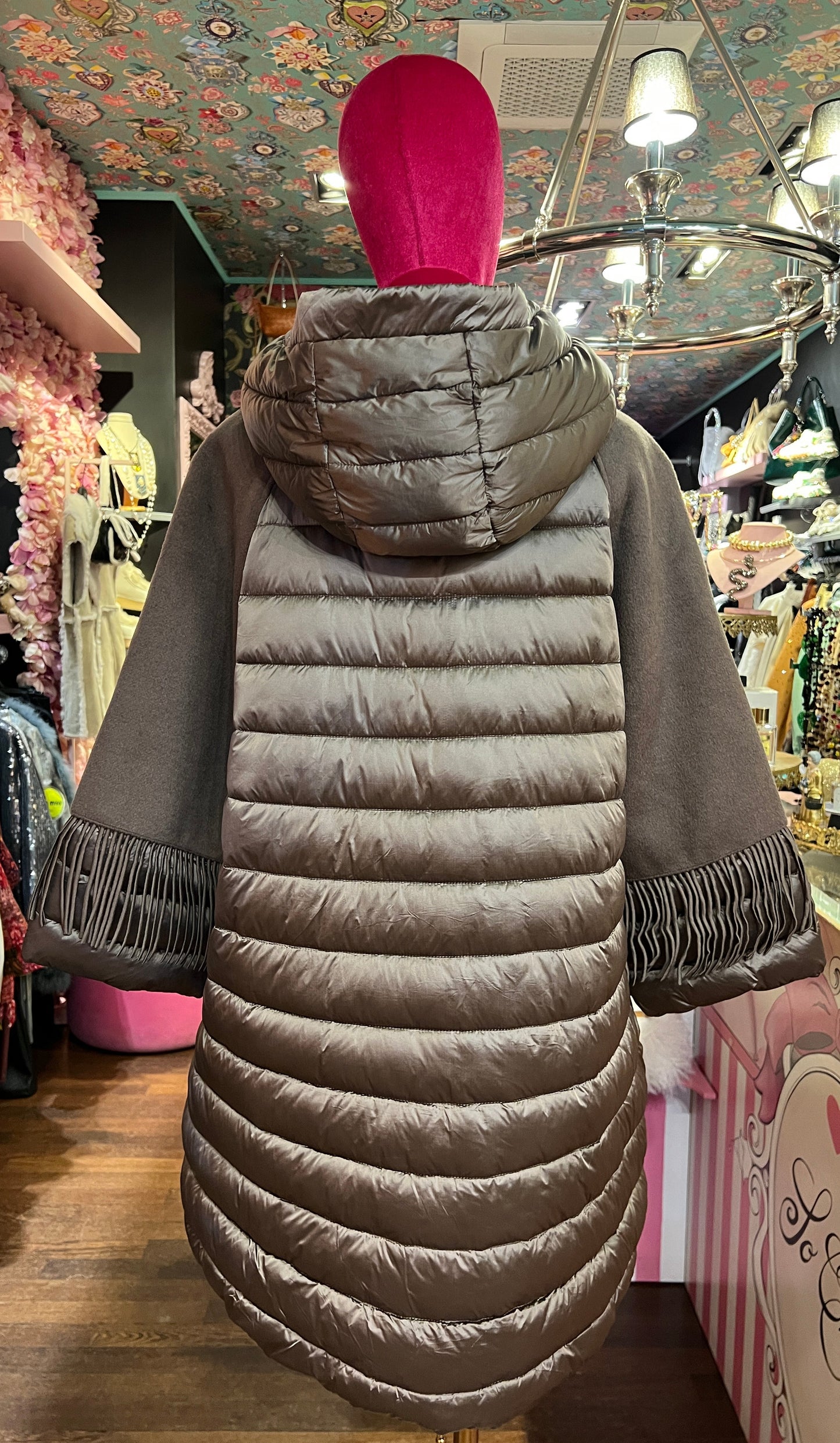 The room piumino con cappuccio taupe manica con frange