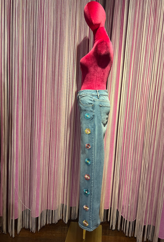 Mon amour Paris pantalone jeans denim chiaro con fiori laterali (Le taglie dei capi sono espresse in formato internazionale (S, M, L, XL…) e accompagnate dalla corrispondente taglia francese indicata in etichetta.