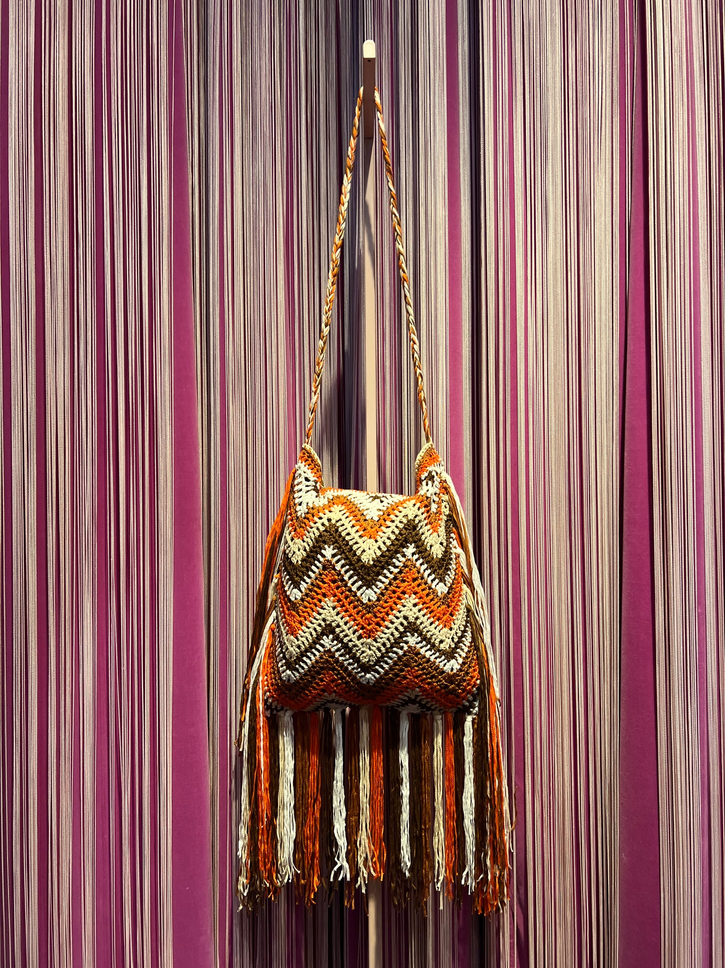 Borsa crochet con frange foderata con tracolla, manici semicircolari in resina , marrone/arancio / panna e beige