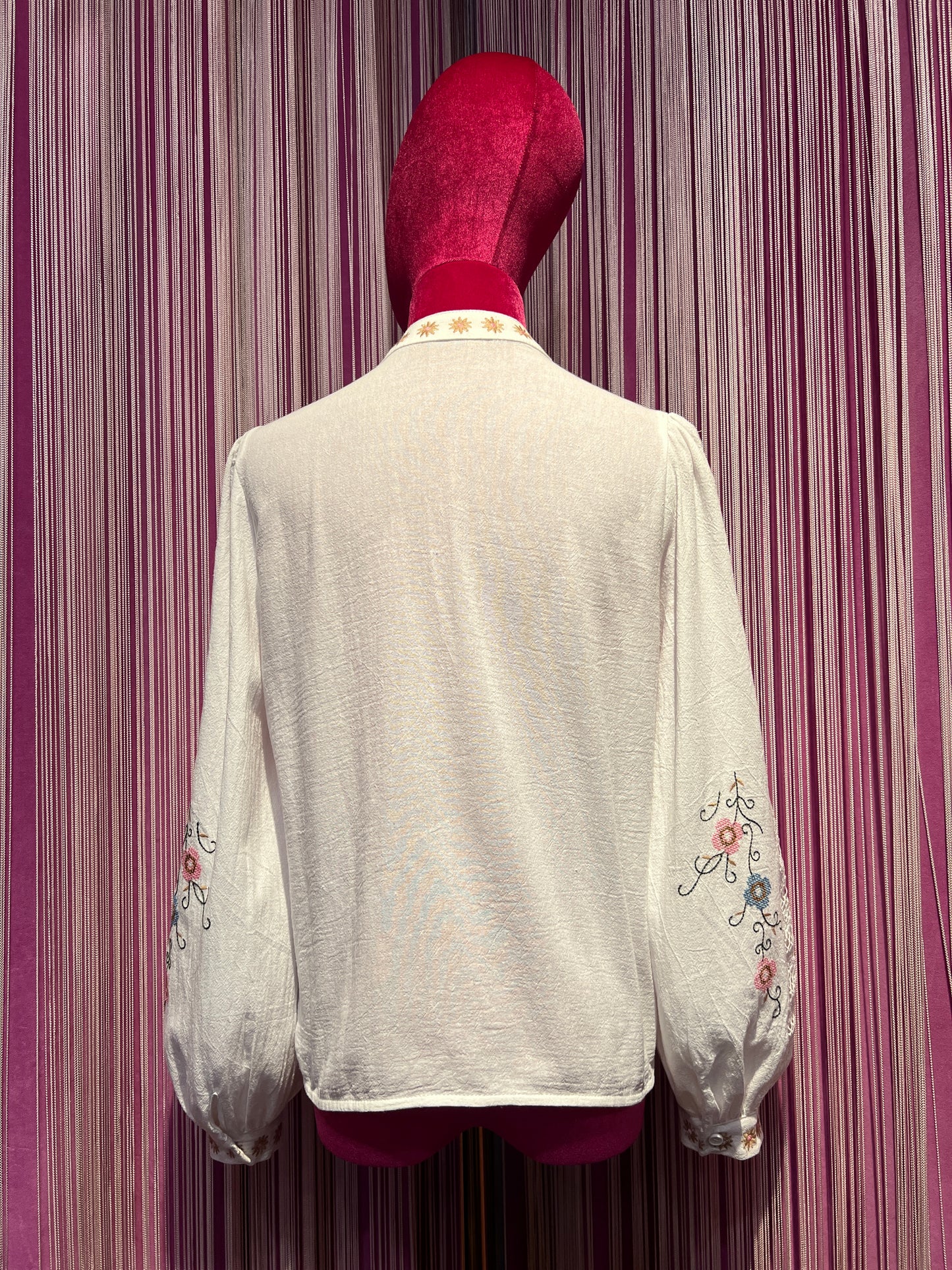 Mon amour Paris camicia bianca di cotone ricami floreali punto a croce e dettagli in pizzo collo alla coreana