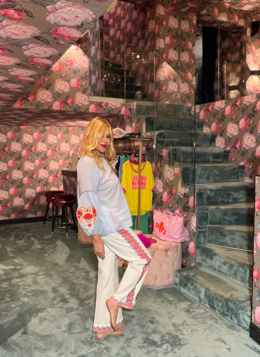 Mon amour Paris pantalone jeans denim bianco con bordo laterale decorato e ricamo sole stilizzato(Le taglie dei capi sono espresse in formato internazionale (S, M, L, XL…) e accompagnate dalla corrispondente taglia francese indicata in etichetta.