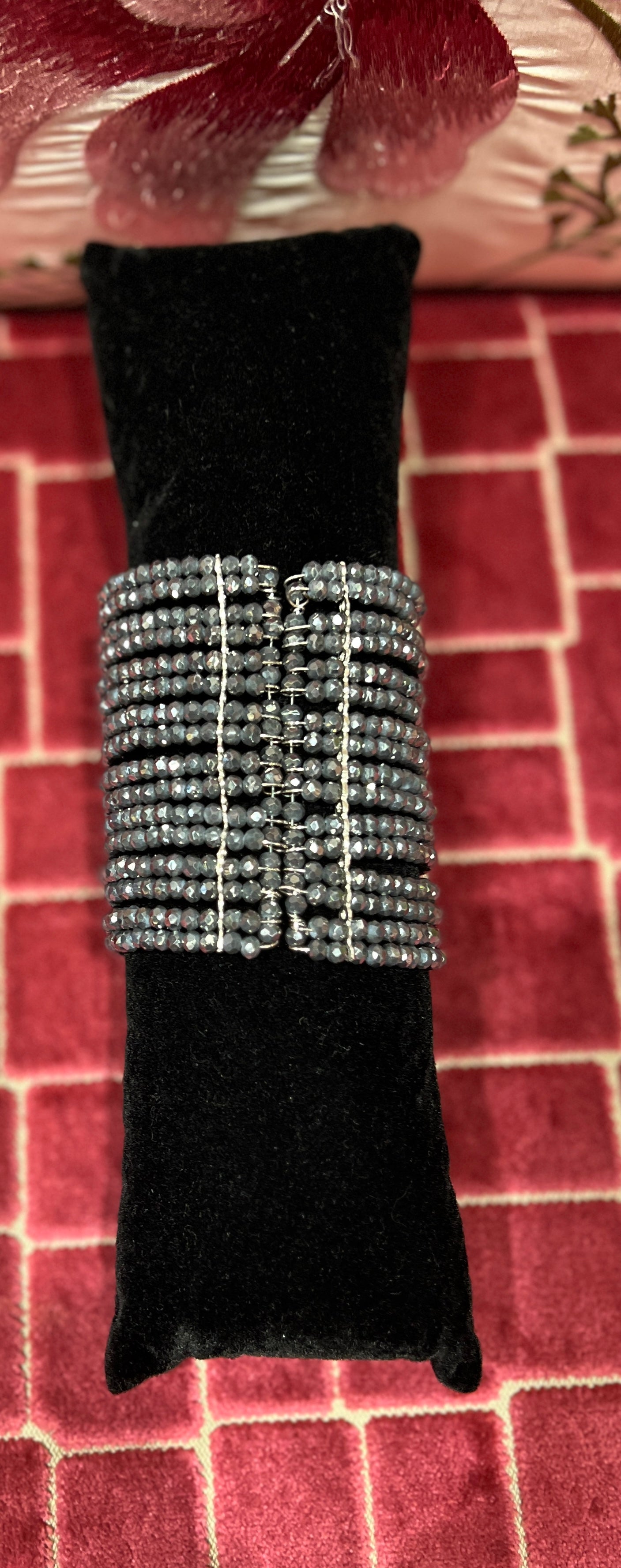Manuela Ajo’ creazioni bracciale cristalli grigio medio con spille mezza luna e stelle strass