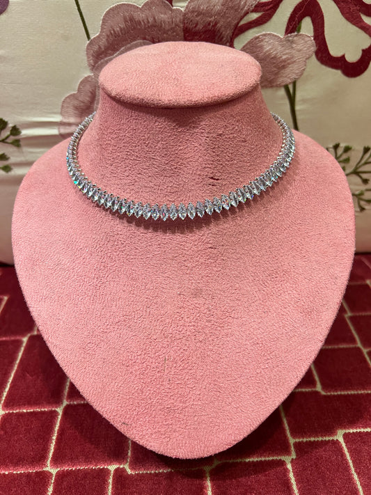 Collarino montatura metallo colore argento con zirconi a goccia