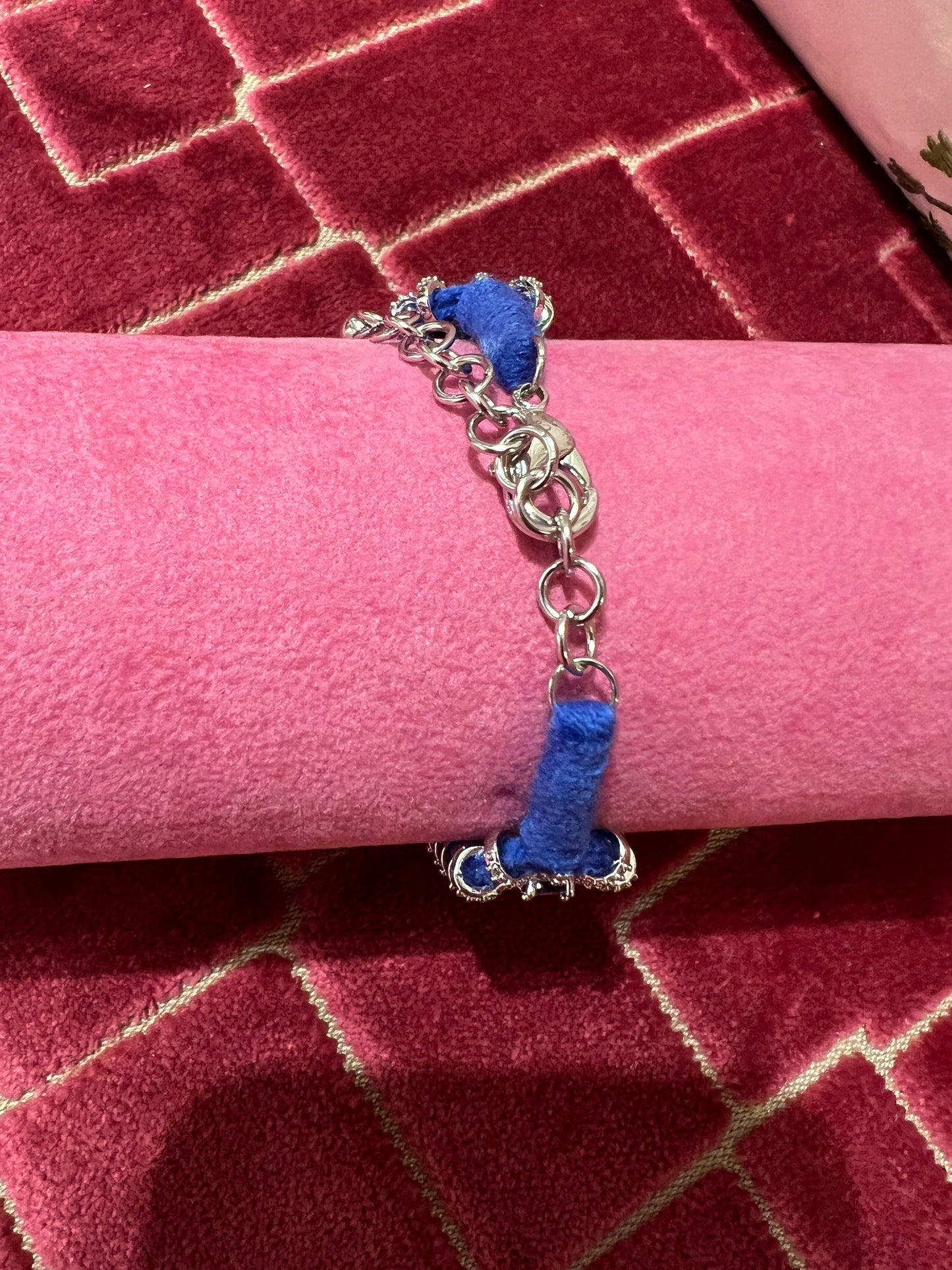 Bracciale regolabile in pavé di cristalli e pietre blu montato su cordoncino blu