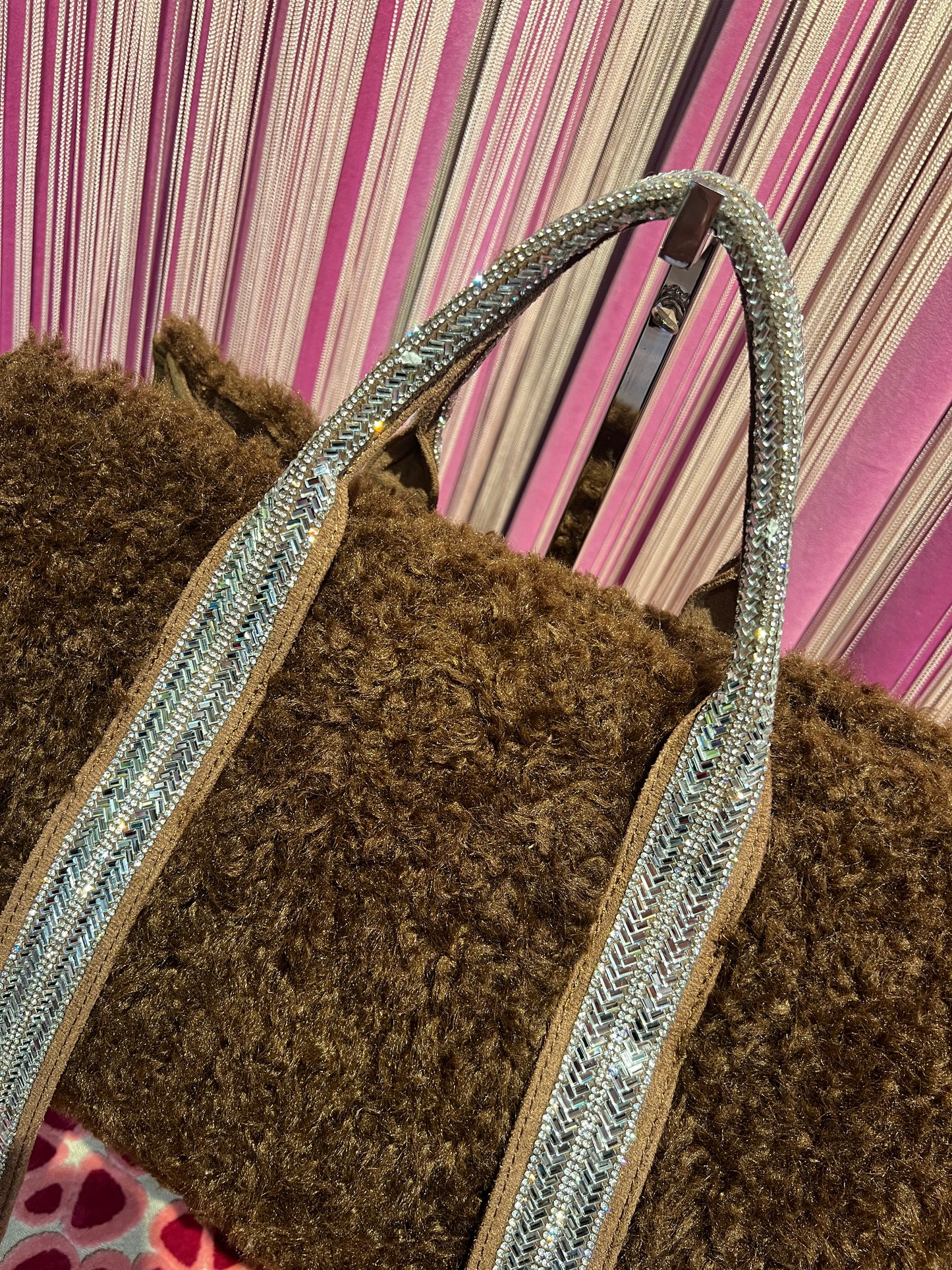 Borsa ecopelliccia astrakan cioccolato due manici Swarovski con tracolla
