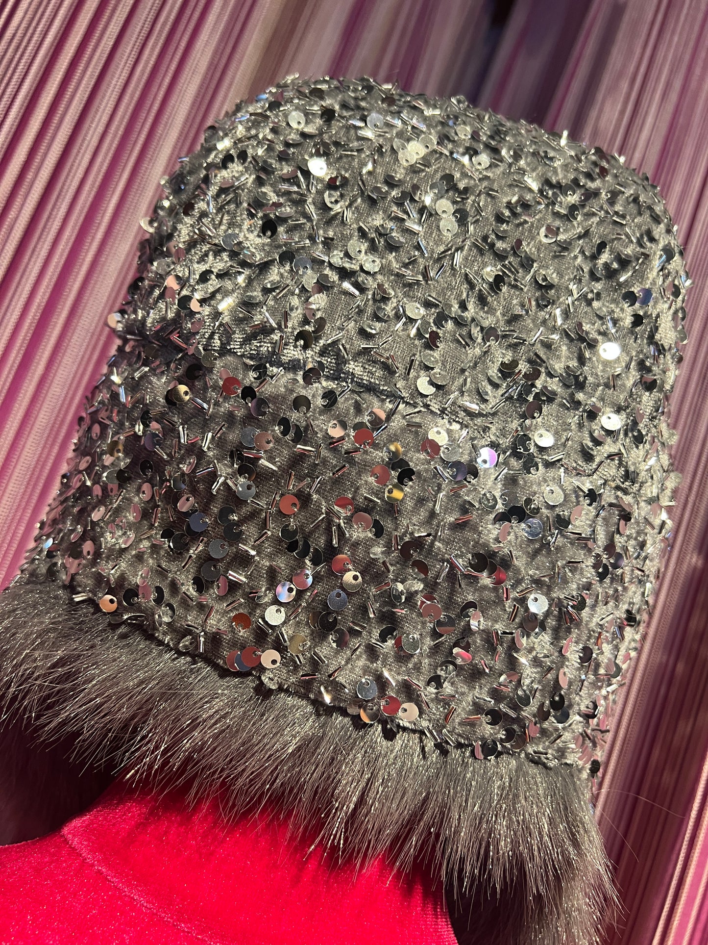 Colbacco in ecopelliccia e paillettes grigio