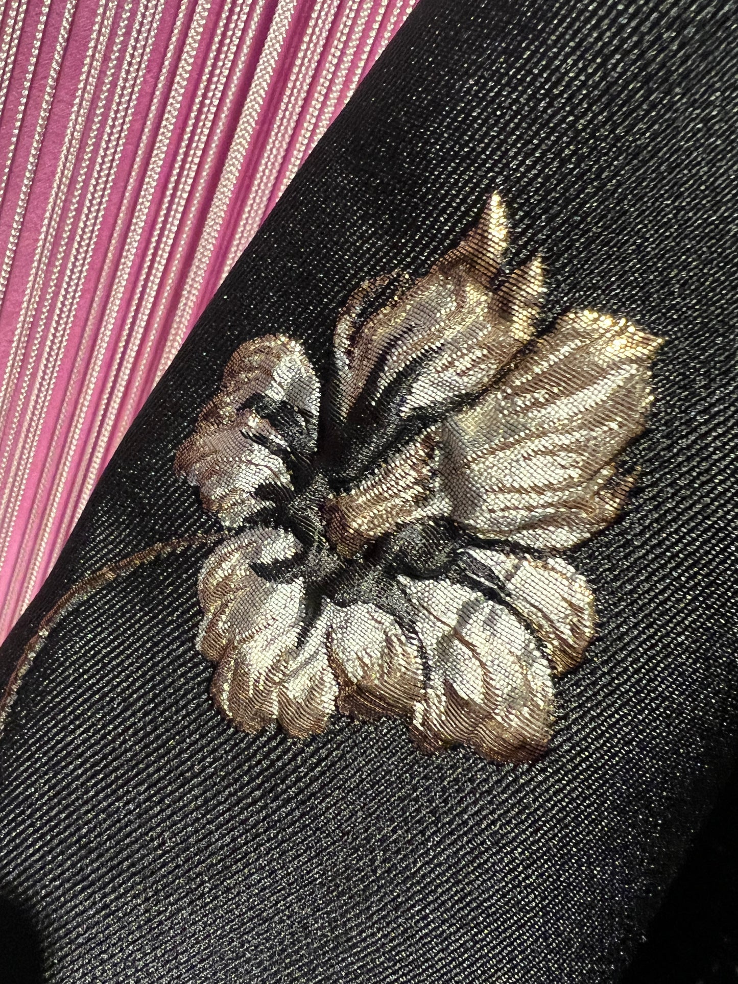 5 Progress cappotto fondo nero con patch rosa nera di paillettes , colletto e dietro tweed nero e bianco