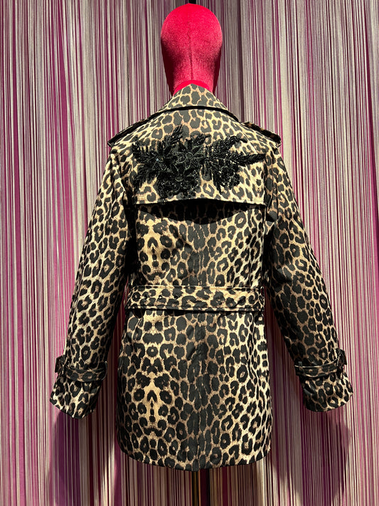 The room trench corto doppiopetto con cinta, stampa leopardata patch fiore con paillettes nero dietro