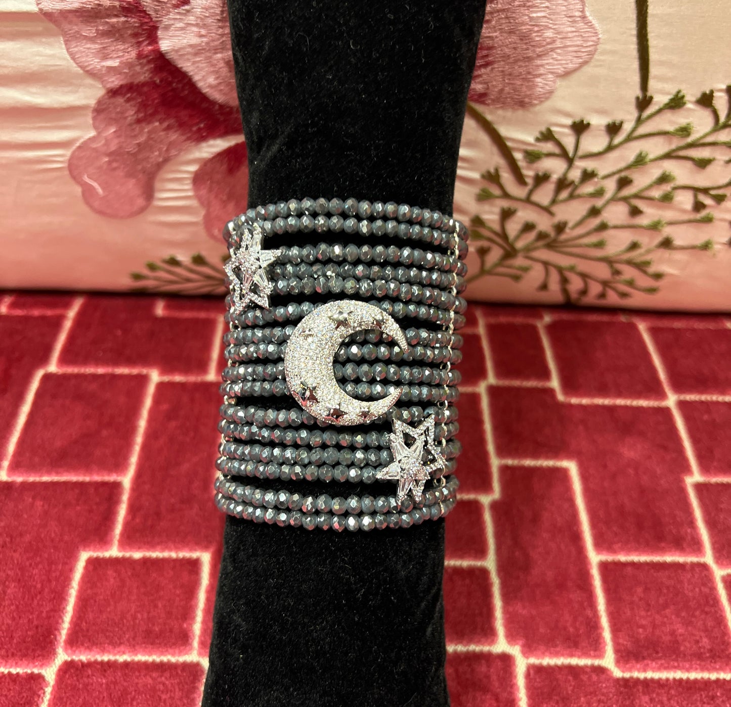 Manuela Ajo’ creazioni bracciale cristalli grigio medio con spille mezza luna e stelle strass