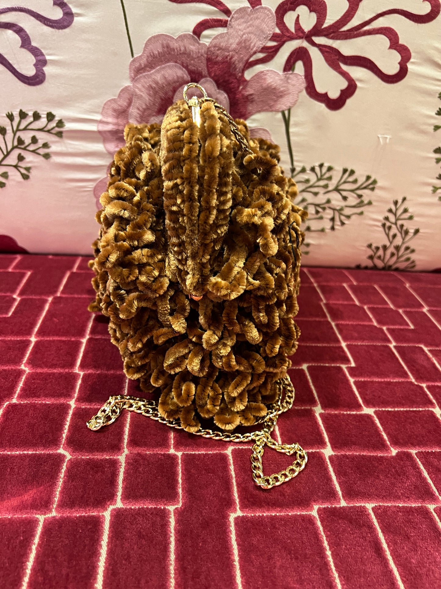 Clutch con tracollina dorata in ciniglia color cammello